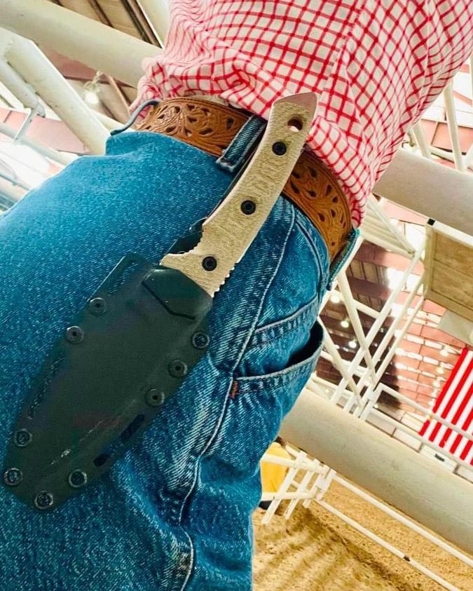 fobos_blades's tweet photo. Seen on the waist of @gracee_kennedyy who was working at a Rodeo over this past weekend 

#edc #edccommunity #edcgear #fobos #fobosknives #fobosknife #foboscacula #cacula #fixedblade #knife #knives #tactical #tacticalgear #attentiontodetail #ar15 #fde #coyote #combt #combatknife https://t.co/wwoIZIVKT1