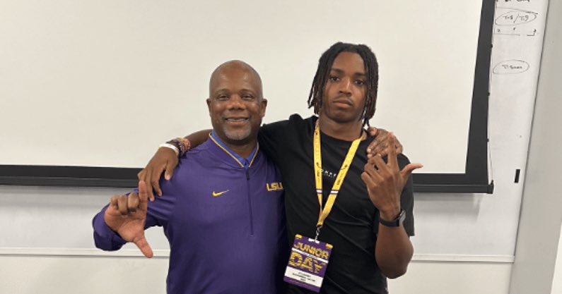 LSU added to its RB room over the weekend with soaring Louisiana back JT Lindsey. On what the Tigers like about his game, fit in the room and why the program isn’t done recruiting that room in 2025. (VIP) #LSU 247sports.com/college/lsu/ar…