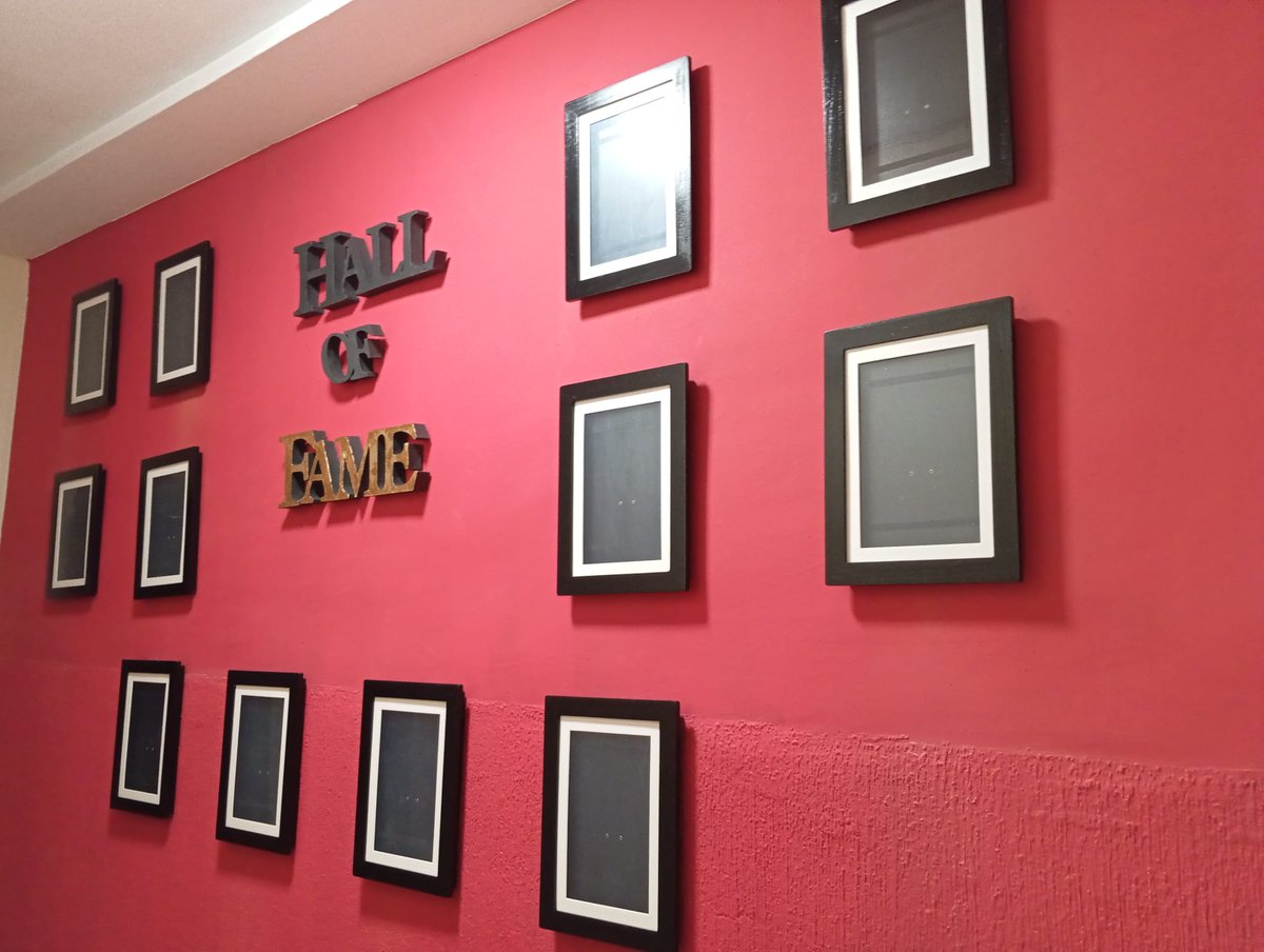 llume38's tweet photo. 🤔 ¿Hemos transformado un pasillo insignificante en el rincón preferido de nuestro alumnado?
🤗 ¡¡Hemos transformado un pasillo insignificante en el rincón preferido de nuestro alumnado!!
#HallofFame 
🤫 Se vienen "cositas" 
#IdeasParaClase @imgende
#claustrovirtual https://t.co/wQ3mUPLefX