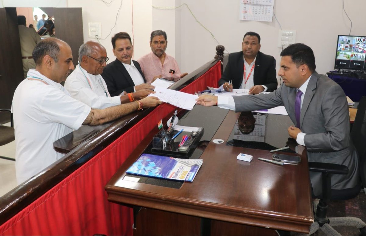 आदरणीय राजा साहब को राजगढ़ लोकसभा क्षेत्र से नामांकन दाखिल करवाने पर ढेरों शुभकामनाएँ!
श्री 1008 राघव जी महाराज आपको ऐतिहासिक जीत व समस्त राजगढ़वासियों को उज्ज्वल व उन्नत भविष्य प्रदान करें!