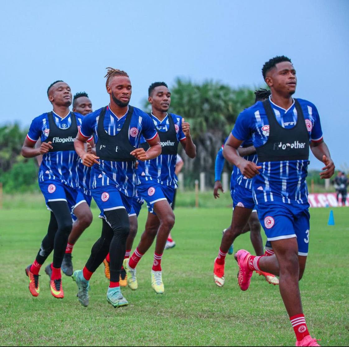 LnFoot's tweet photo. 🔴🇹🇿Essomba Onana et ses coéquipiers du Simba SC affûtent leurs armes pour leurs rencontre de ce samedi face au leader du classement, Young Africans.
📍début de la partie: 15H00
#Lnfoot #Simba_SC #Yong_Africans #Essomba_Onana #Lionsenclub 🦁🇨🇲 https://t.co/rHGgfuIlq8