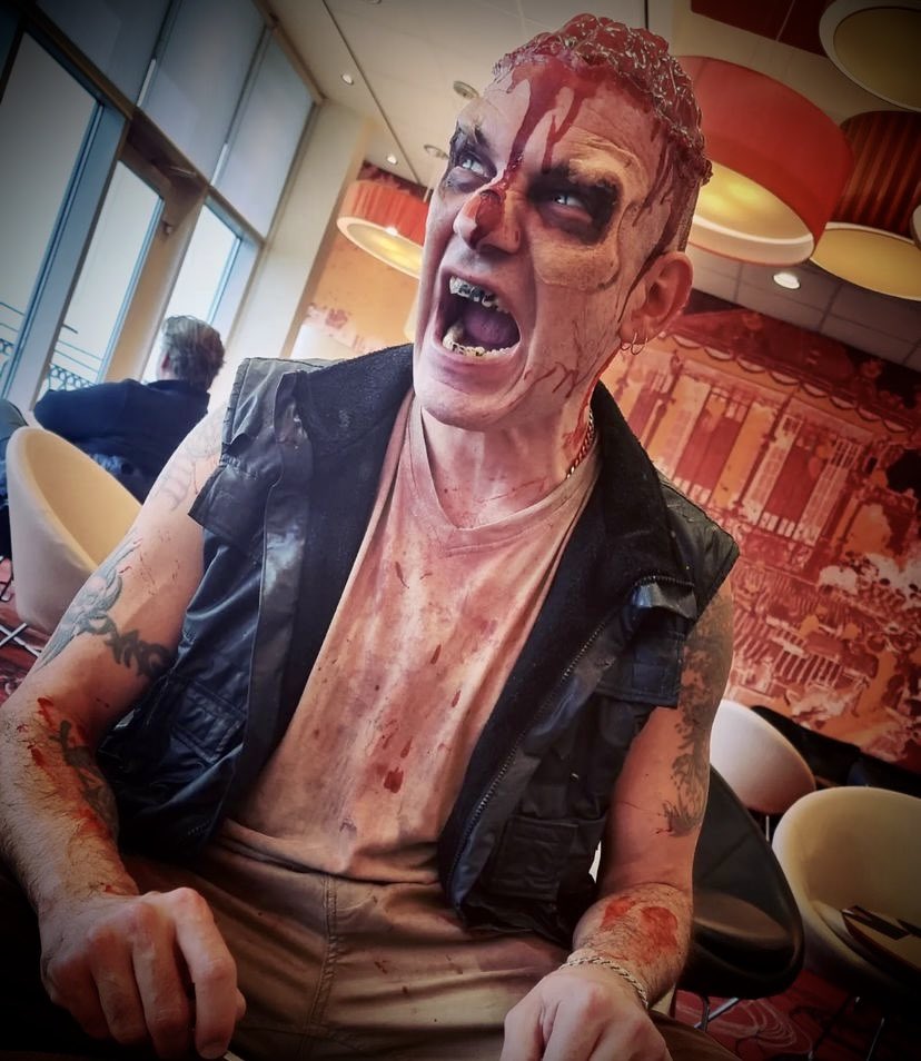 The one where I was zombie 🧟‍♂️ modelling at the Horror-on-Sea Film Festival 2022.

facebook.com/tonywisemansca…

imdb.com/name/nm5822968…

vshowcards.com/profile/Tony-W…

#tonywiseman #tonywisemanacting #scareactor #zombie #horroronsea #horror #movies #horrormovies #selfie #makeup #brain