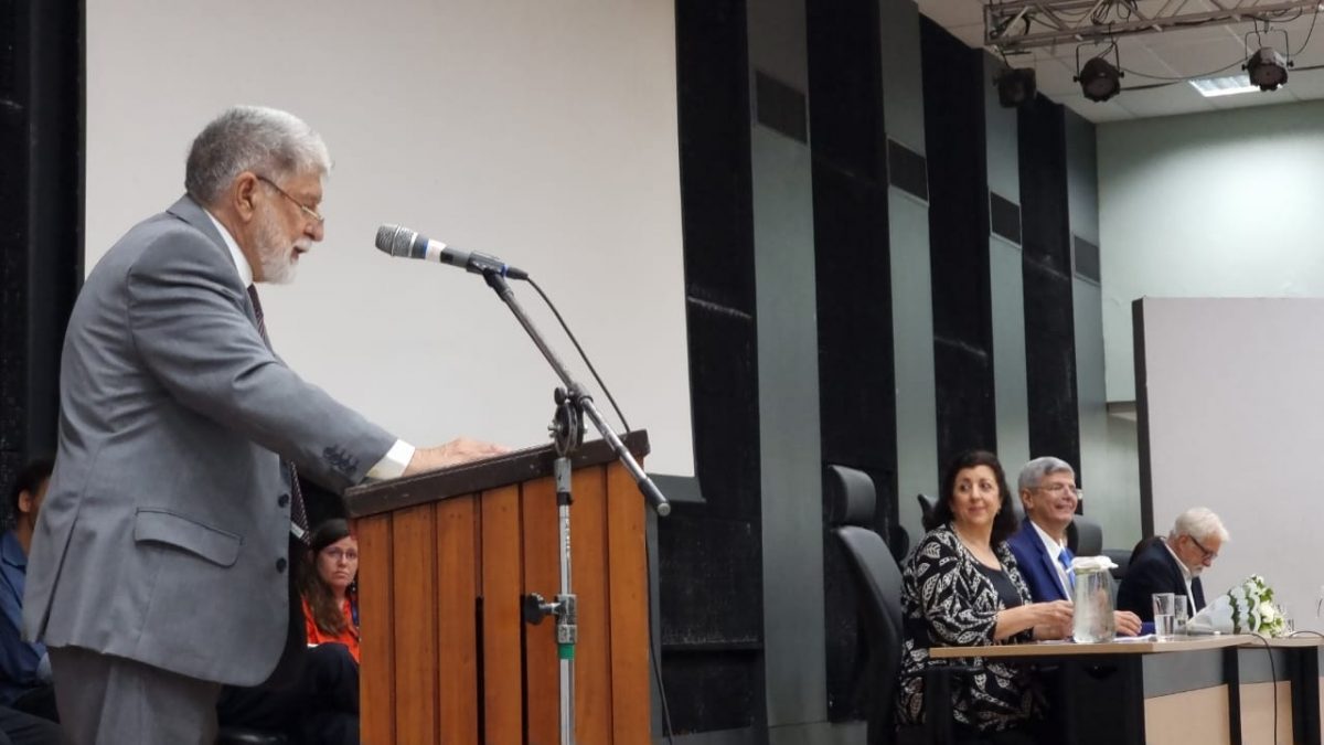 Celso Amorim aborda o protagonismo brasileiro e a busca pela paz em Aula Magna. O ex-ministro das Relações Exteriores citou a posição do Brasil em conflitos do Irã e de Israel, além do multilateralismo diplomático. 4et.us/celso-amorim-a… #ufrj #aulamagna #diplomacia