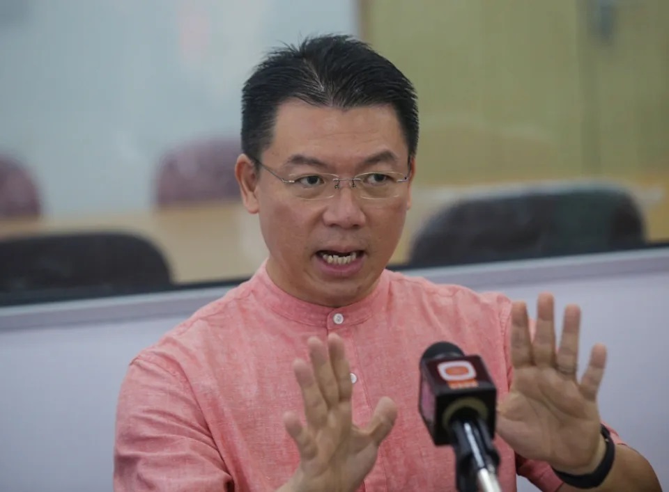 faktamologi's tweet photo. Ada ke patut @NgaKorMing buat benda macam ini?

Sepanjang sebulan yang lepas saat kita digasak dengan sentimen perkauman, ada benda menteri cina ini buat tapi kita tak perasan.

Ada proposal yang dia cuba selit masa parlimen tapi kita terlepas pandang.

Baca lanjut. https://t.co/O59tPYMCw9