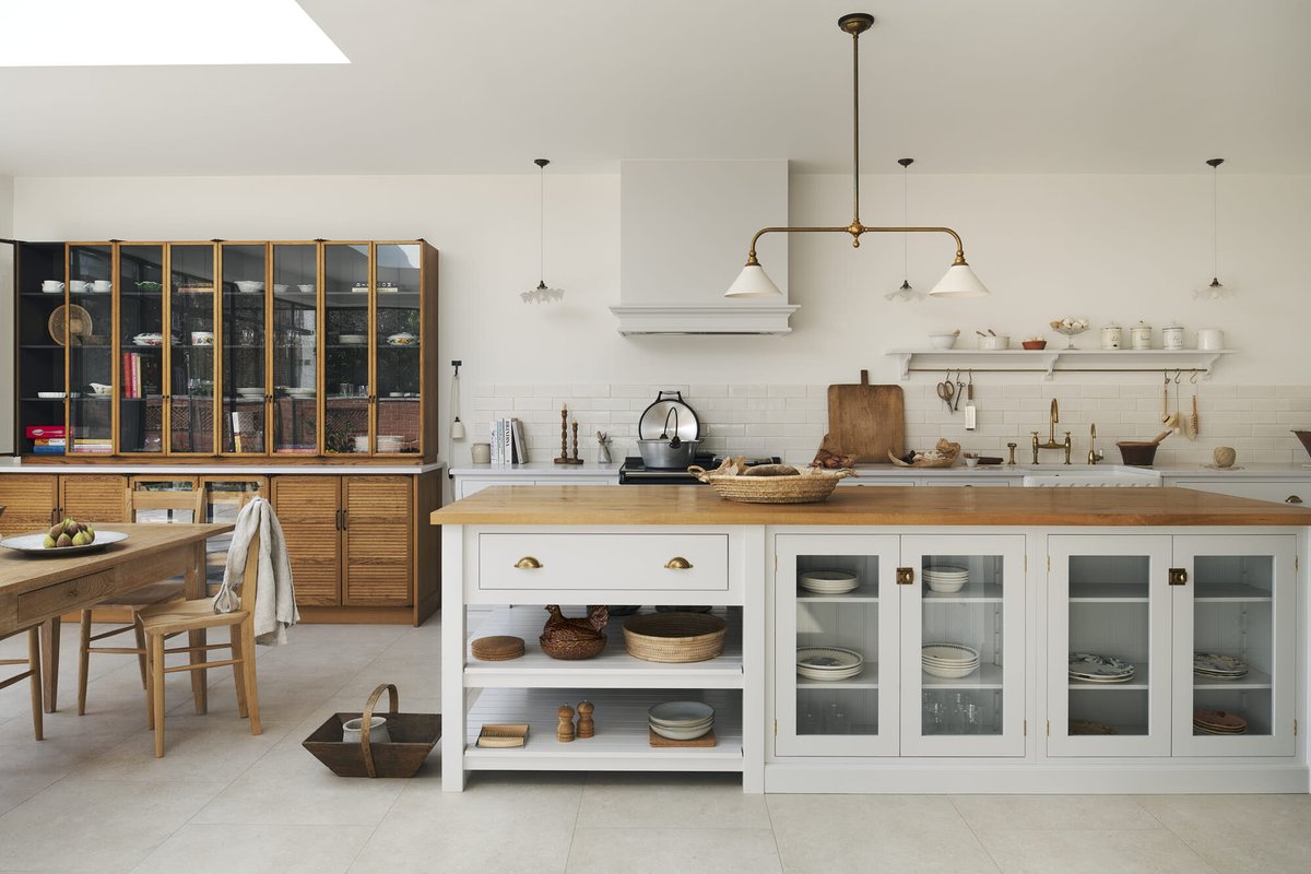 Our first photoshoot of the year and what a beauty it is, say hello to Rumy's rather splendid deVOL kitchen!! devol.ltd/StoneygateKitc… #WhiteKitchen