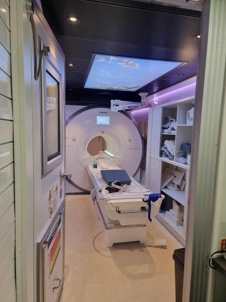We’re delighted to have opened a new Community Diagnostic Centre in Bognor! 🎉 The mobile CDC, on the Bognor Regis campus at @chiuni, provides easy access to diagnostic pathways, housing CT and MRI scanners, and offers accurate and timely diagnoses away from busy hospitals.