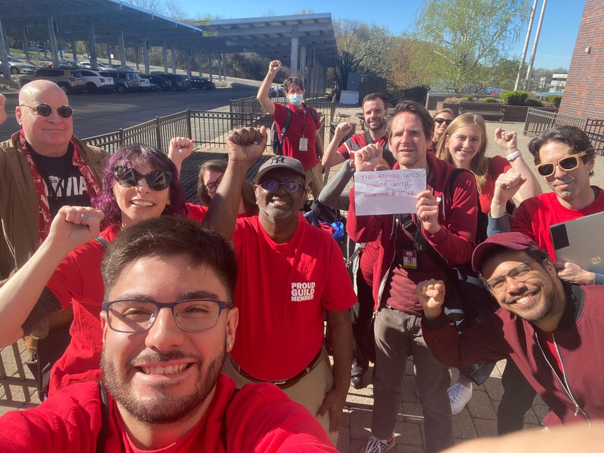 NicholasKatzban's tweet image. Unit members of @therecordguild are in the newsroom wearing union red to support striking workers from @rocnewsguild! Fair contracts for all #Gannett shops now!