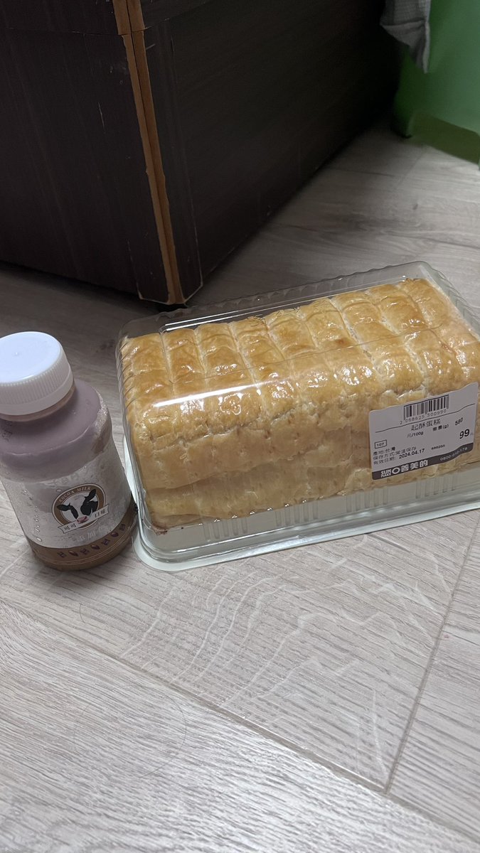 ที่เคยบอกว่าค่าครองชีพไต้หวันพอๆกับไทย
ตอนนี้เริ่มไม่แน่ใจละ 
ขนมปังแถวนี้ 99 nt(111บาท)แต่ใหญ่แบบกิน2-3คนก็อิ่มอะ
แล้วอร่อยอีก!ความสูงเท่าขวดนม 300 ml.
แก ไต้หวันค่าแรงขั้นต่ำชม.ละ203บาท
เอามาเทียบแบบนี้ไทยดูค่าครองชีพแพงไปเลยอะ