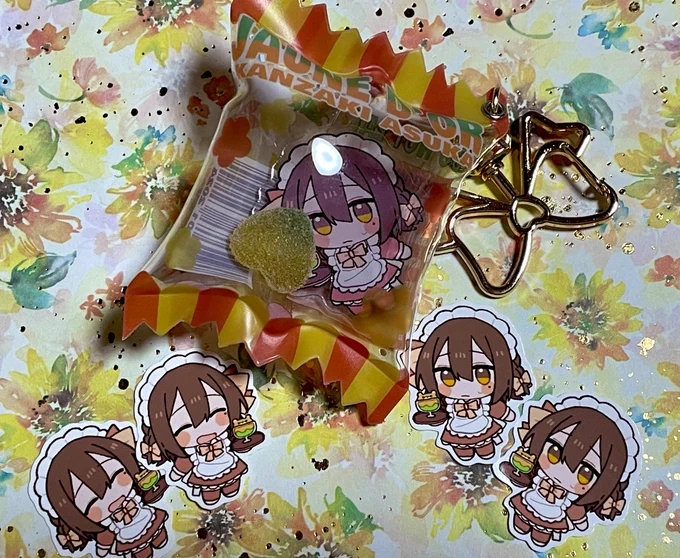 きーちゃん( )のあすかくんのキャンディチャーム届いたー!!!めちゃめちゃかわいいー!!あすかくん、表裏どっちもかわいいし中に入ってるグミのカラー黄色と青でかわいい…シールもかわいい最高すぎる… 