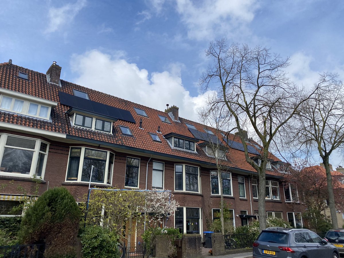 Vorig jaar schrapte de raad de eis dat de kleur van je zonnepanelen moest aansluiten op de ‘rode’ kleur van je dakpannen in de Tuinstadwijk en Profburgwijk. En nu een jaar later zie je overal in de wijk normale zwarte zonnepanelen schitteren ☀️

Lees meer: tinyurl.com/4mbt2jvn