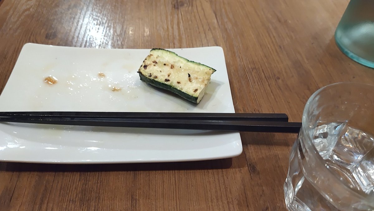 junchan1101's tweet photo. 炭火焼き。ズッキーニだけが残ってる https://t.co/aagpCWSBBM