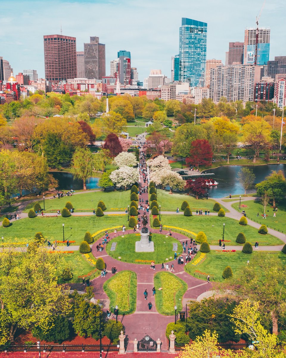 Boston 🇺🇲 
Spring is in the air 🌷 
•
•
• 
➢ Credit 👉🏆📸 @mediabymarvin
•
•
•
#conexaoamerica
#boston
#architecture #architecture_greatshots #igers_boston1st #urbanscape #landscape_capture #photographylove #bostonusa #bostonblogger #bostonphotographer #moody_tones