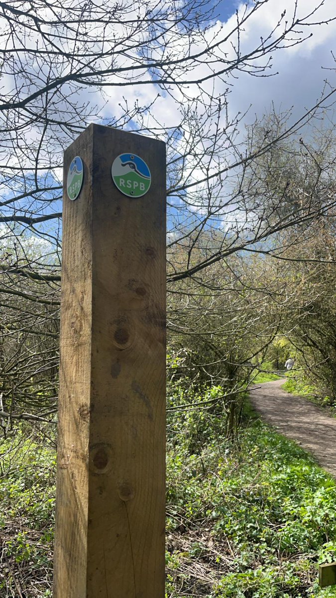 Our dedicated warden team at #RSPBFairburnIngs have just installed new waymarker posts and will add directional signage soon to make your visit a breeze!🚶‍♂️ Say hello to the exploration of our stunning reserve. Experience the ease of nature discovery with us! 📸| Heidi Campbell