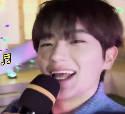 순간의 현재 tweet media