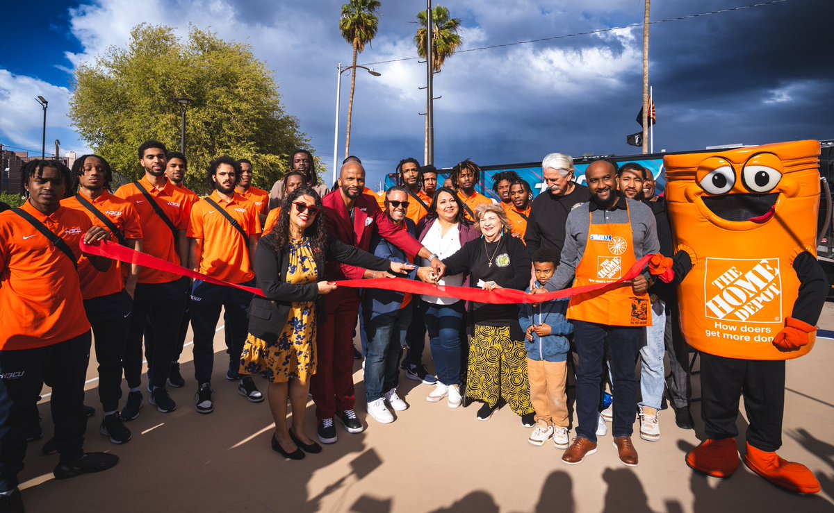 Earlier this month, @PhoenixParks along with @HBCUAllStarGame and Home Depot unveiled a newly renovated outdoor basketball court at Grant Park. 🏀🙌