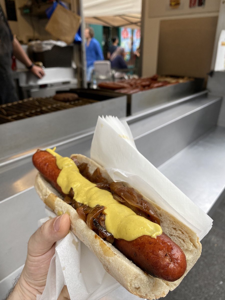 bilgecontent's tweet photo. Notting Hill , Portobello Road Market’da ayaküstü denk gelip senelerdir Londra’daki müdavimi olduğum tek hotdog ve tavuk burger. Fransız pastanesinden aldığı ekşi maya baget ekmeği ve inanılmaz bir soğan sunumu, eşi benzerini yemediğim bir tavuk burger. Damardan seçki sosisleri https://t.co/M2xzy9JzLu