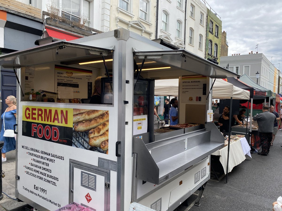 bilgecontent's tweet photo. Notting Hill , Portobello Road Market’da ayaküstü denk gelip senelerdir Londra’daki müdavimi olduğum tek hotdog ve tavuk burger. Fransız pastanesinden aldığı ekşi maya baget ekmeği ve inanılmaz bir soğan sunumu, eşi benzerini yemediğim bir tavuk burger. Damardan seçki sosisleri https://t.co/M2xzy9JzLu