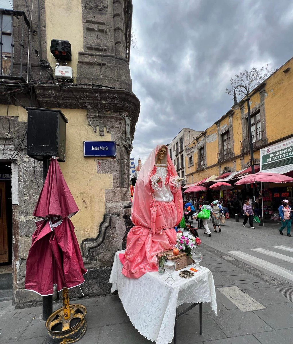 📸 Una de las cantinas más antiguas de la #CDMX, La Potosina, fundada en 1890, fue visitada por #EmilianoZapata y #FidelCastro. Ahora han colocado un altar a la Santa Muerte ☠️♥️ en la esquina, lo que llama la atención de turistas y visitantes.

[📰] AcevedoMultimedios.com