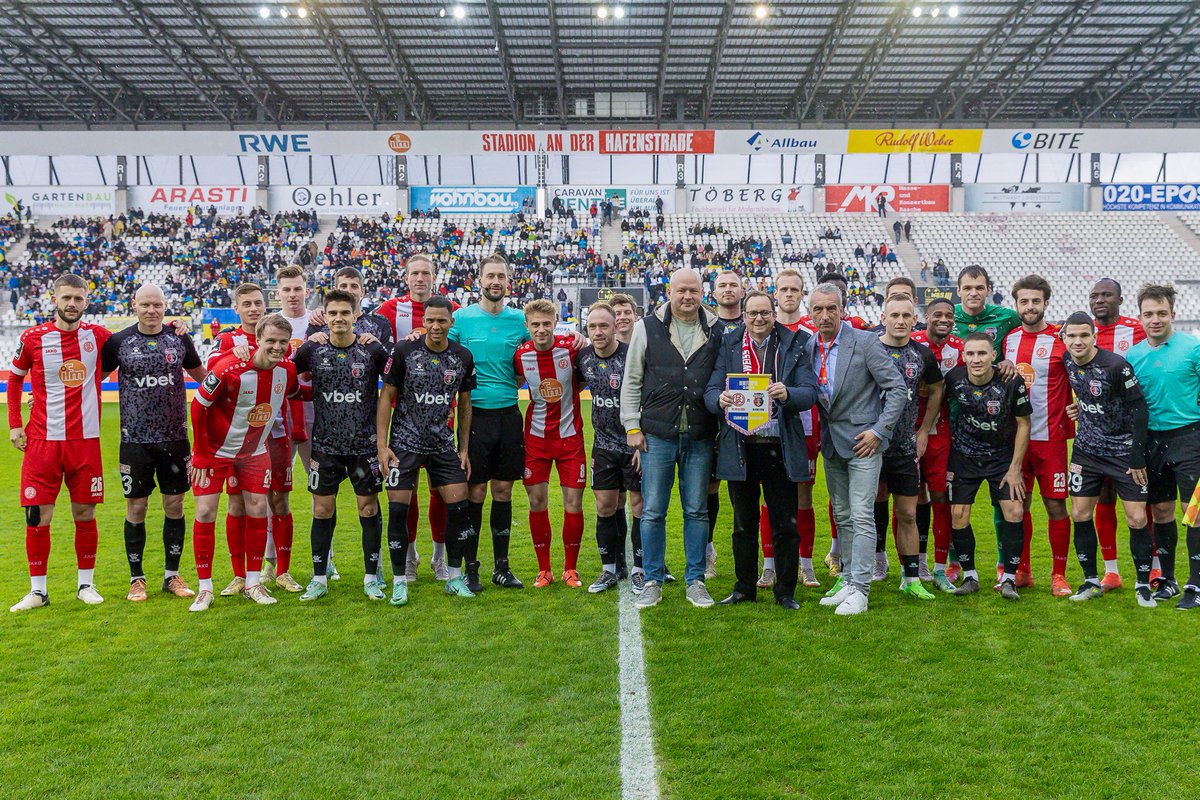 EssenerChancen's tweet photo. "RWE hilft!"-Aktion hilft Riwne-Jugend! 👏

Rund um das Benefizmatch zwischen @rot_weiss_essen und NK Veres Riwne im März sammelten Essener Chancen und RWE Spenden in Höhe von 3.700 Euro, die der Jugendabteilung von Riwne zugutekommen. 🙏

▶️ https://t.co/MdMUXUQMuG

#FürEssen https://t.co/snJ5yfN7X1