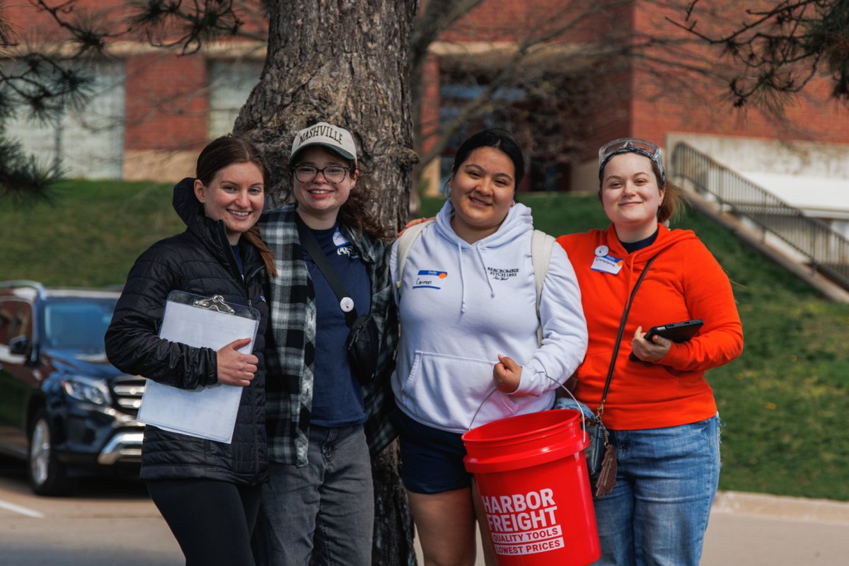 IllinoisStateU's tweet photo. Nearly 40 Illinois State University students rolled up their sleeves last Friday to make a #RedbirdImpact during @redbirdimpact’s Bring it Back to Normal service event. Read the recap: 
https://t.co/sW214lxK9x https://t.co/j0BbifBLCY