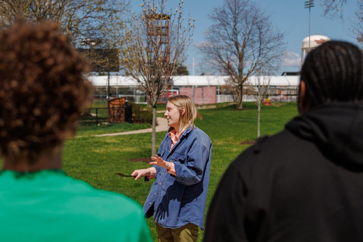 IllinoisStateU's tweet photo. Nearly 40 Illinois State University students rolled up their sleeves last Friday to make a #RedbirdImpact during @redbirdimpact’s Bring it Back to Normal service event. Read the recap: 
https://t.co/sW214lxK9x https://t.co/j0BbifBLCY