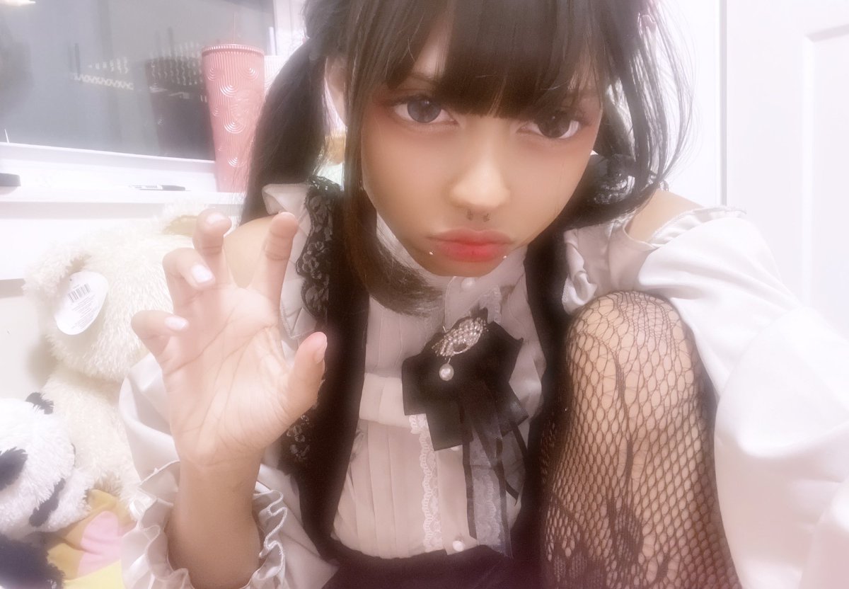 i love making my eyes as huge as possible it’s so cute #jiraikei #pienkei #darkgirly #menhera #girlblogging #地雷系女子と繋がりたい #ぴえん系 #地雷女 #量産型 #メンヘラ