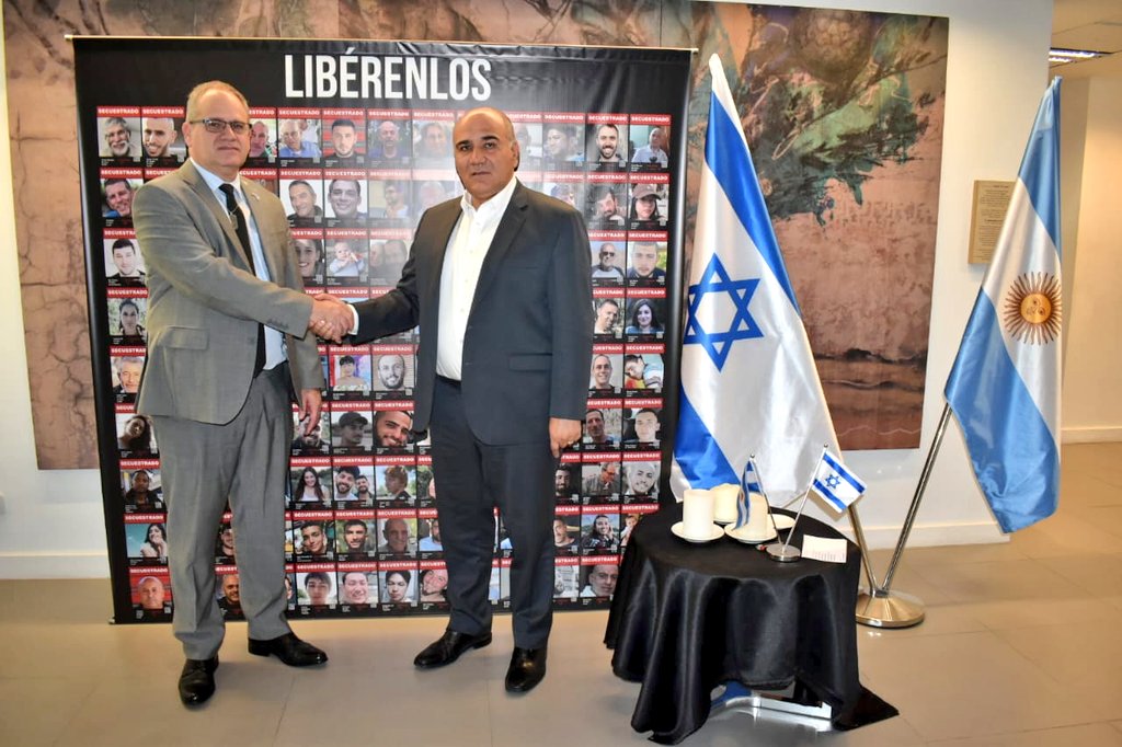 Me reuní con el embajador de Israel en Argentina <a href="/AmbEyalSela/">Eyal Sela</a>, a quien le expresé mi solidaridad por el ataque perpetrado por Irán contra el Estado de Israel y su pueblo.