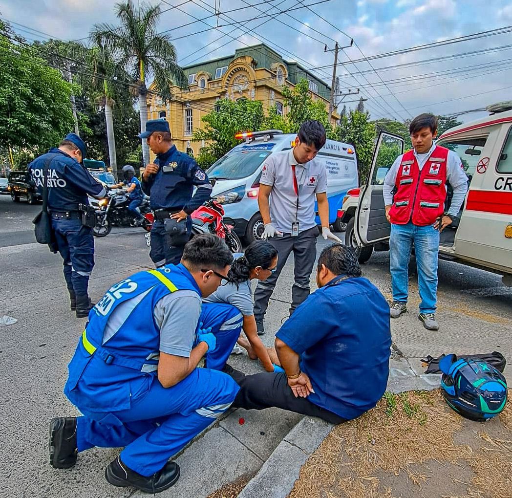 🚑 Esta mañana, recibimos una alerta en nuestra línea telefónica 1️⃣3️⃣2️⃣, sobre un accidente de tránsito. Nuestro equipo médico se movilizó y brindó asistencia a paciente masculino que posteriormente fue trasladado a un centro médico.👩🏻‍⚕️