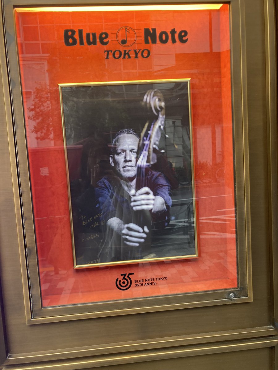 idemii's tweet photo. AVISHAI COHEN TRIO
土着的な音楽&amp;変拍子好きなので家で聴く時は「楽曲」の虜だったけど、初アヴィシャイはプレイ自体が最高だった。

テーマの複層的な唸り、アドリブの驚き、トリオの関係性の魅力にニヤケが止まらなかった。秋も聴きに行くの決定 https://t.co/LmSnUMh7l9