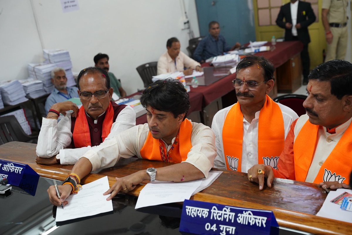 Ex MP CM Digvijaya Singh and union minister Jyotiraditya Scindia filed nomination papers from adjoining Rajgarh and Guna LS respectively in MP on Tuesday. @NewIndianXpress @TheMornStandard @santwana99 @Shahid_Faridi_