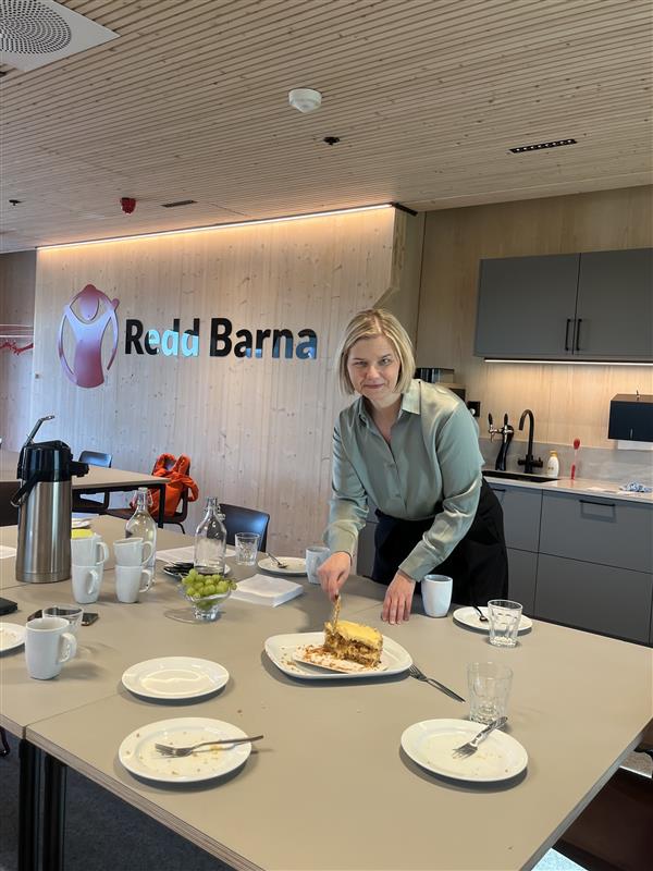 ReddBarna's tweet photo. Stas at @gurimelby kom til oss i dag for å kutte et bittelite kakestykke og snakke om våre politiske krav i kampanjen "Verdens minste kakestykke", om bistand og en helt nødvendig økning av norsk klimafinansiering. 

Takk for besøket!🎂🎉

Les mer på: https://t.co/OUn8Y4NjOY https://t.co/CKzygATtZ2