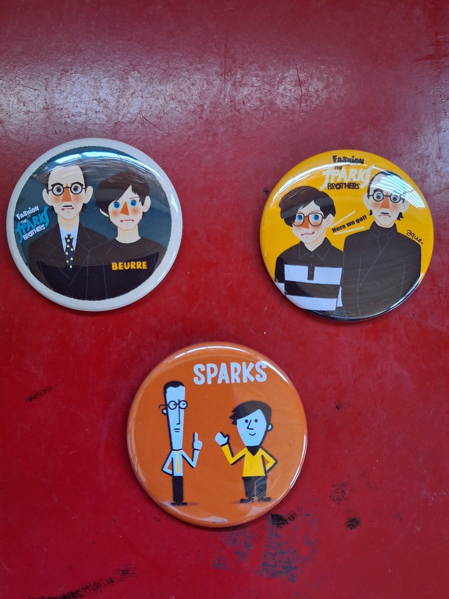 I_love_kill_you's tweet image. 先週の水曜日に続いて土曜日も行ってきました
作家さんが在廊の日でお会いできてとても嬉しかったですしお話もさせていただきました
ステッカーもありがとうございます
会場限定バッジかわいい
企画展は明日まで！(12:00～17:00)
何卒！
@tectecs2023  @sparksofficial
#スパークス  #sparks
#tectecs