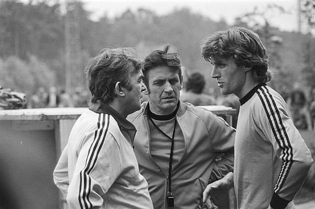 #ErnstHappel and #JanZwartkruis talking to captain #RuudKrol. #Netherlands (May 1978).