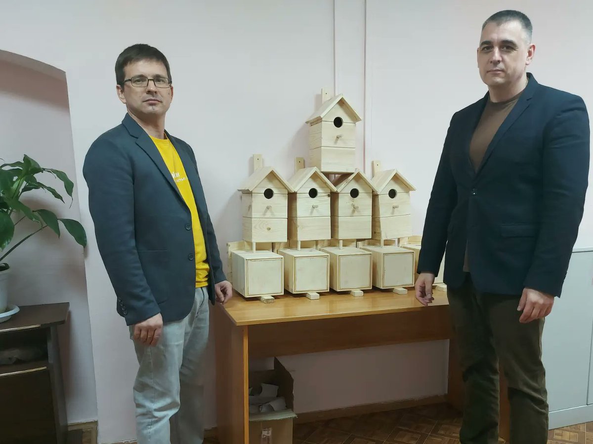 Новые дома для пернатых передали в "Сенгилеевские горы".
Сегодня в адрес дирекции национального парка "Сенгилеевские горы" были переданы новые скворечники для их установки вдоль экологических троп. <a href="/npsenggory/">Национальный парк Сенгилеевские горы</a>