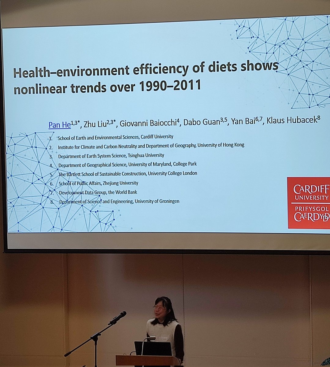 Excellent presentation on efficiencies in diets over time from @Pan__He, ECR Board Chair at @AFNnetwork - at the 2024 @LEAP_Oxford conference today. 

Drivers in #foodsystems and examination of historical changes of efficiency along the gradient of socioeconomic development