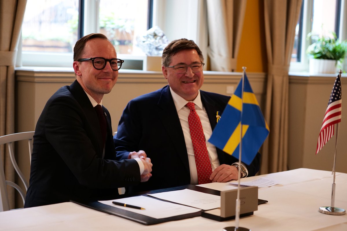 I dag undertecknade utbildningsminister Mats Persson Artemisavtalet som innehåller ett antal principer för utforskning av och uppförande i rymden. @matsperspektiv @USAmbSweden regeringen.se/pressmeddeland…