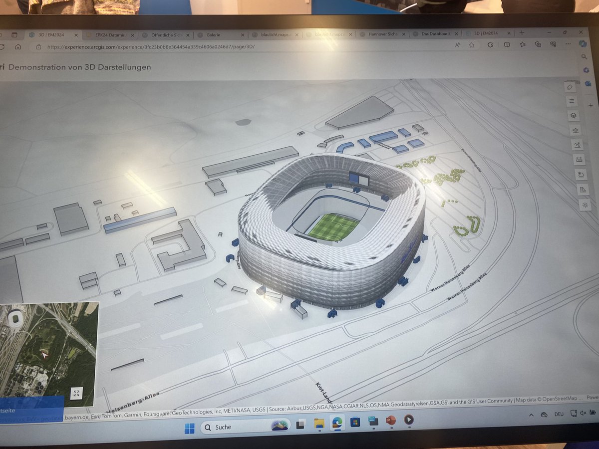 Durch 3D-Darstellungen wollen Softwarehersteller auf dem #EPK24 noch mehr Überwachungsmaßnahmen von Fußballfans für die Polizei ermöglichen. Das soll in Echtzeit auf Grundlage von Handydaten und Drohnenvideos passieren. Die großen Stadien sind schon animiert in der Software. 😤