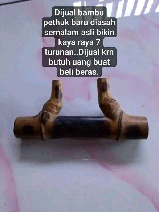 diosetta's tweet photo. PRING PETHUK

Suatu ketika ada seseorang bernama Amir yang datang dengan membawa sebuah benda yang dianggap keramat. Ia menyebutnya dengan nama "Pring Pethuk" . 

Dengan percaya diri ia menawarkan benda itu pada Pak Udin yang baru saja mendapatkan uang hasil menjual sapi. https://t.co/XZlBlkbVli