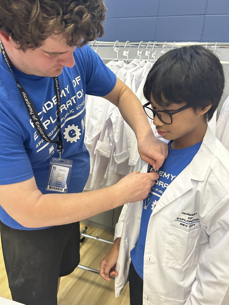 AOESPS's tweet photo. Yesterday we celebrated 2️⃣5️⃣ new badges for critical thinking, creativity, collaboration, communication, &amp; leadership! Students have been working so hard to earn their star points in these areas and our April Assembly was the best way to celebrate our scientists! 
@officialSPS https://t.co/yx06UZJDd5