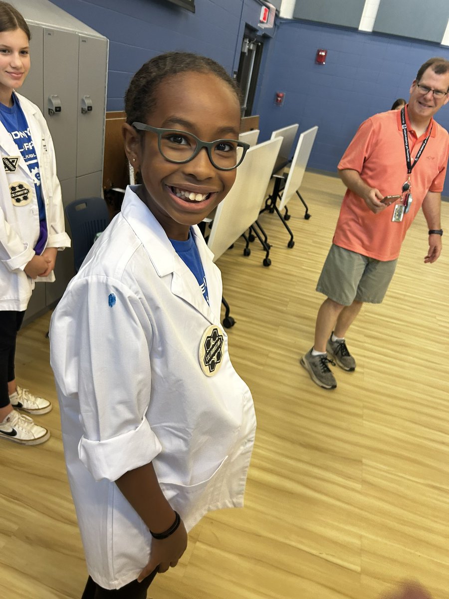 AOESPS's tweet photo. Yesterday we celebrated 2️⃣5️⃣ new badges for critical thinking, creativity, collaboration, communication, &amp; leadership! Students have been working so hard to earn their star points in these areas and our April Assembly was the best way to celebrate our scientists! 
@officialSPS https://t.co/yx06UZJDd5