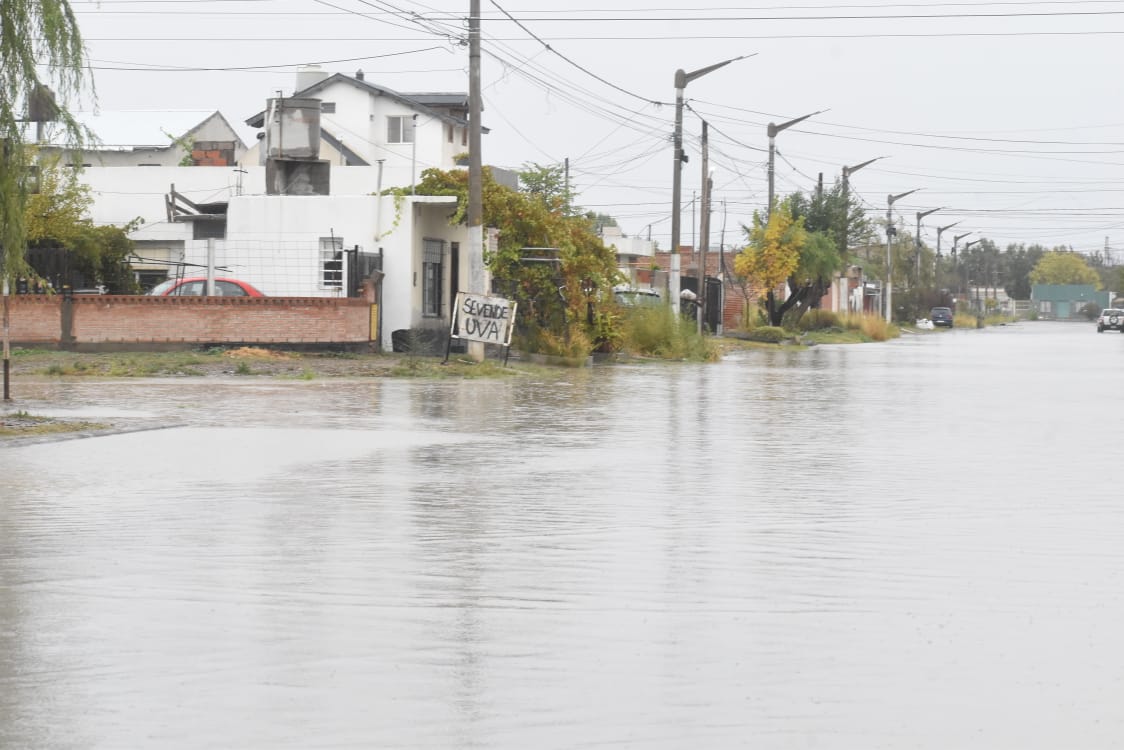 #Trelew | Temporal de #lluvia este martes en la ciudad 🌧️