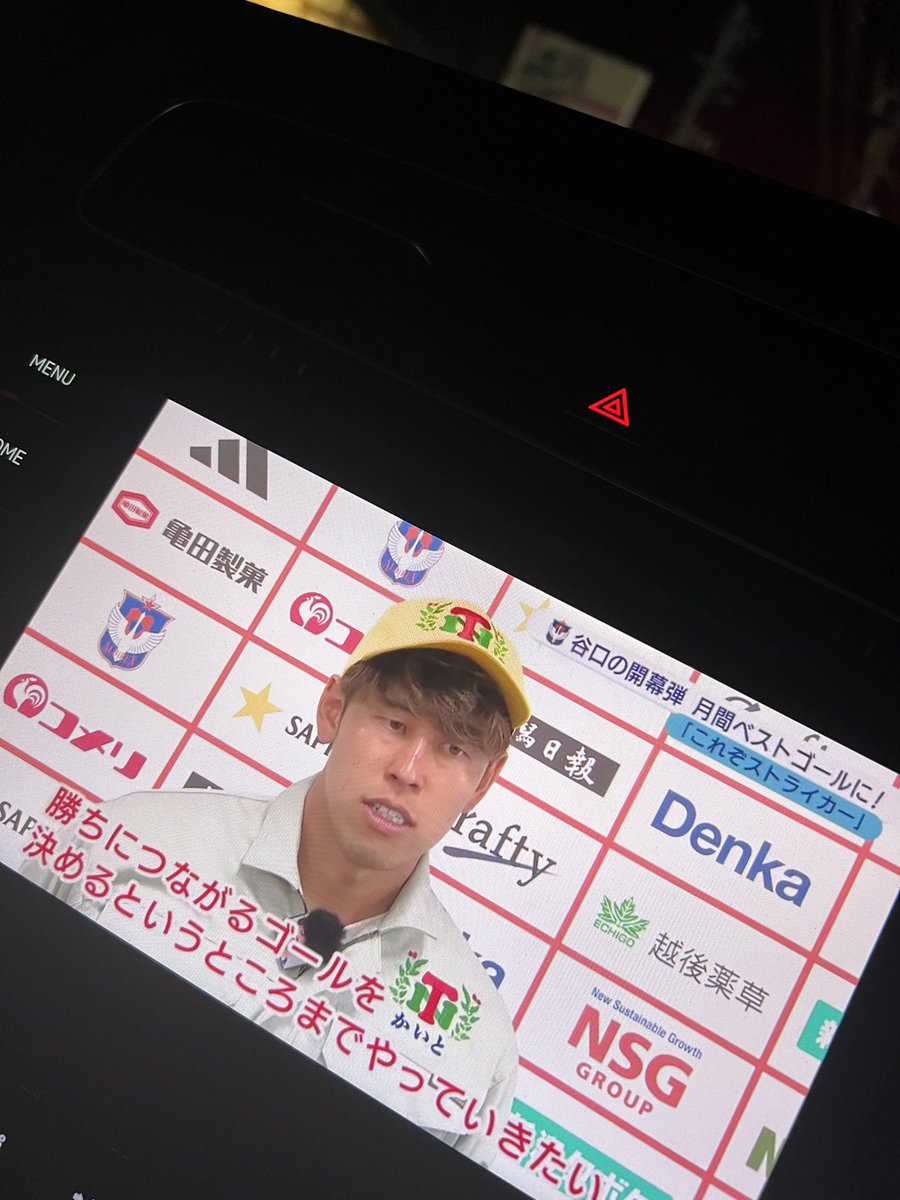 10Y11111223's tweet photo. なんちゅう格好で会見してんねんwww

#albirex
#谷口海斗 
#おめでとう https://t.co/vs15vIVIQz