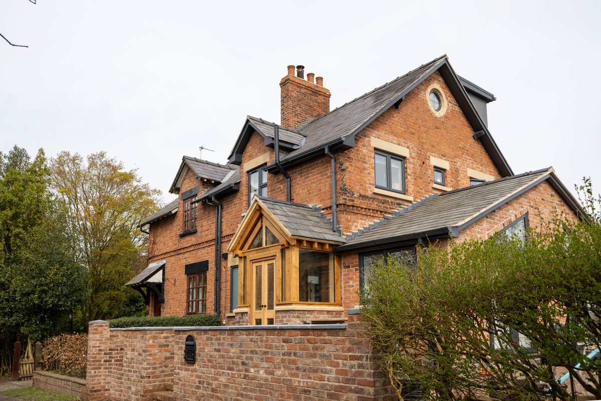 HardwoodsGroup's tweet photo. A recent project...

How good does that look? Living proof that an oak porch can turn any home from beautiful to spectacular✨

The use of our capping system means there is no risk of water ingress into the frame - it's a porch that will be around for generations to come ✅ https://t.co/008zr8Aj12