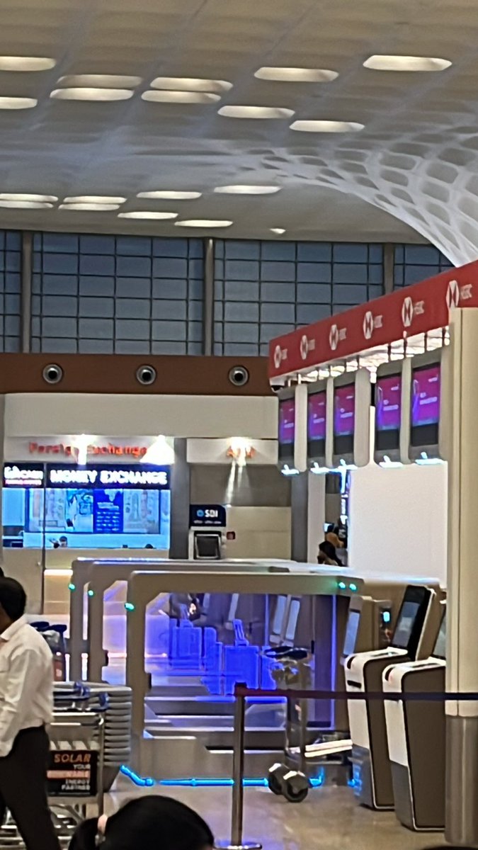 raoshashank86's tweet photo. @airindia currently at Mumbai airport, your self drop baggage drop is not functioning. Your staff are missing at check in counters. What is the use of @DigiYatraOffice that you promote so much and say we get seamless check in experience? The bag drop is taking close to 40 min https://t.co/GH87wfouar