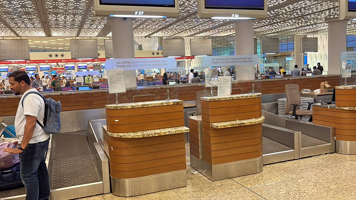 raoshashank86's tweet photo. @airindia currently at Mumbai airport, your self drop baggage drop is not functioning. Your staff are missing at check in counters. What is the use of @DigiYatraOffice that you promote so much and say we get seamless check in experience? The bag drop is taking close to 40 min https://t.co/GH87wfouar