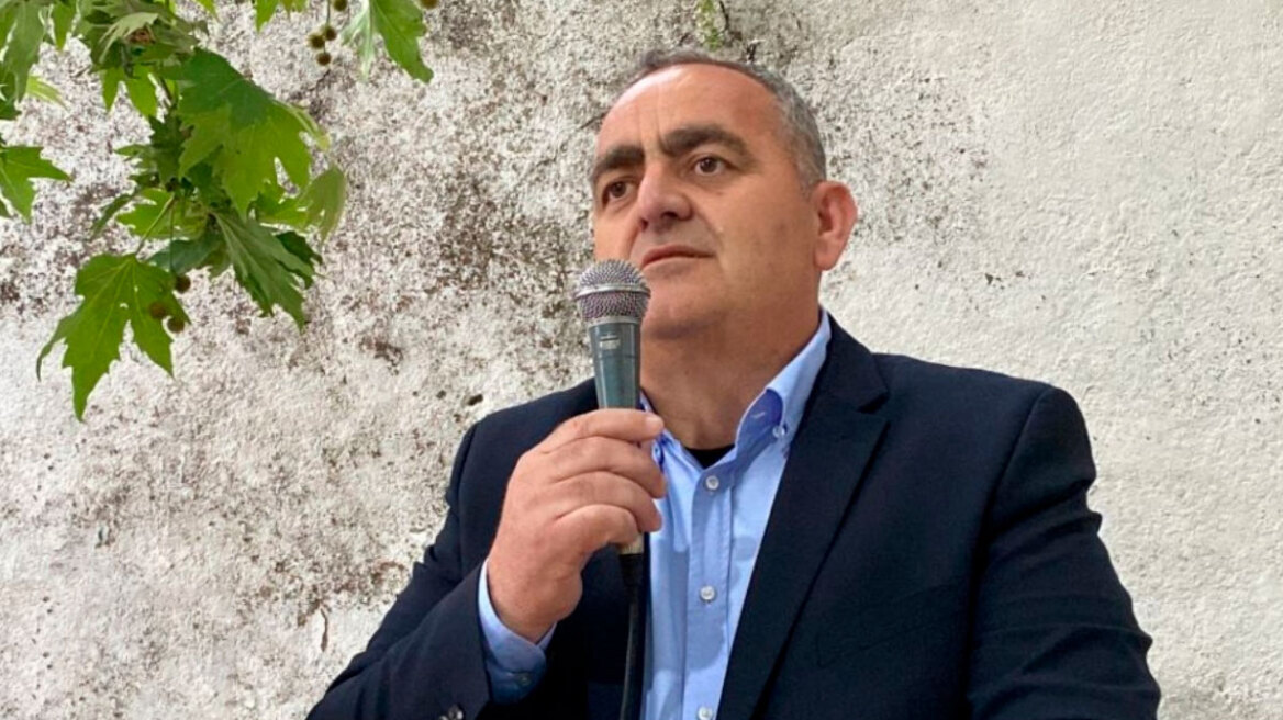 _neolaia's tweet photo. Και οι δύο πολιτικοί κρατούμενοι, όμως ο ένας μόλις εχθές αποφάσισε να είναι ελεύθερος ακόμα και με προδοσία. 

Τελικά την φυλακή μόνο ένας εθνικιστής την αντέχει. https://t.co/QdSZSEWs6i