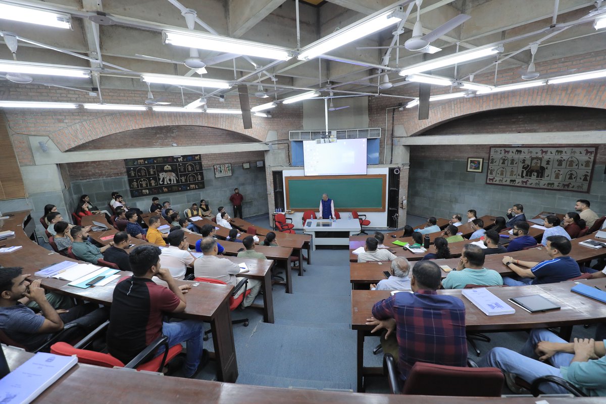 GovindLDholakia's tweet image. Yesterday, I had the pleasure of meeting the bright young minds of our nation at @IIMAhmedabad. A meaningful conversation allows me to share my experiences while getting to learn invaluable insights from young minds.
#purewisdom #managementlessons