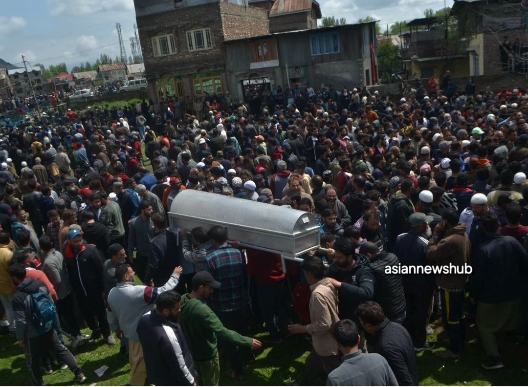 BSuhail1920's tweet photo. Development haan 😭
#nayakashmir #boattragedy #Srinagar #boat #breaking https://t.co/vixbf48b26