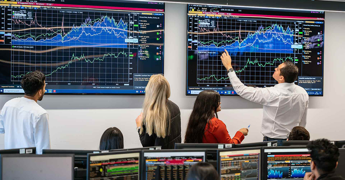 Have you heard about our specialist McKenzie Trading Room? 🗠 It is home to the Management School's Bloomberg terminals - giving students access to specialist financial data such as equities, commodities and price indices. Learn more 👇 liverpool.ac.uk/management/abo…