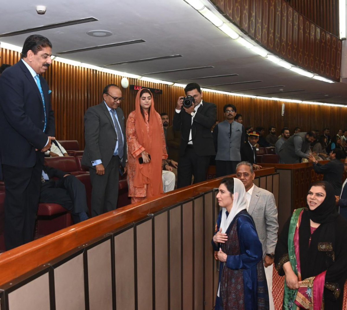 KhawajaSyed's tweet photo. پیپلز پارٹی کے سینر رھنما چوھدری ریاض کل قومی اسمبلی کے اجلاس کے موقعہ پر عکس بے نظیر بھٹو کو مبارکباد دیتے ھوے https://t.co/aNSnsHKvZv